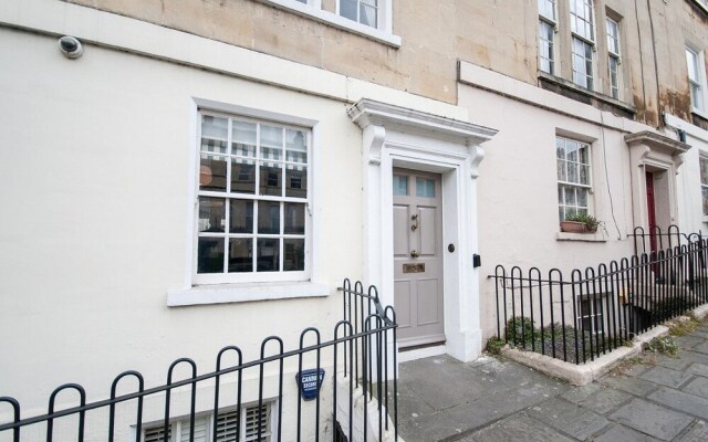 Spacious 5 Bed Ideally Located in the Heart of Historic Bath City Cent