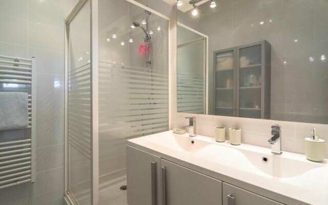 Alluring Villa in Pouzols-minervois With Jacuzzi