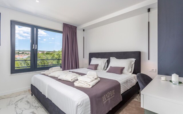 Awesome Apartment in Malinska With Jacuzzi, Wifi and 3 Bedrooms