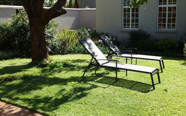 Chic Studio Nestled in Lovely Garden and Pool-2254