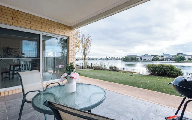 Luxury Waterfront Grand Villa in Melbourne