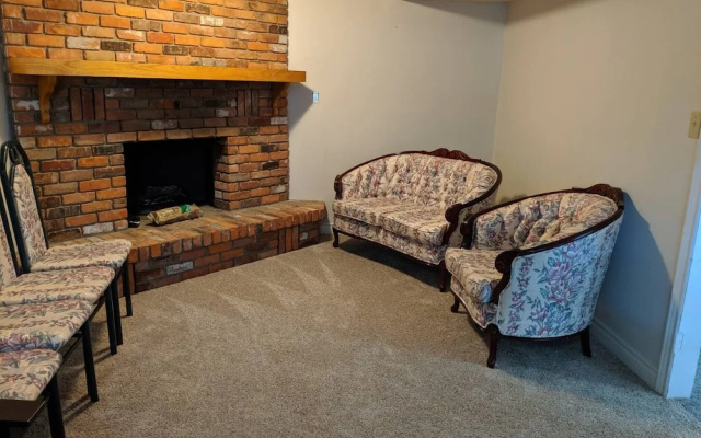 Doctor's Lounge - An Executive Home in Niagara