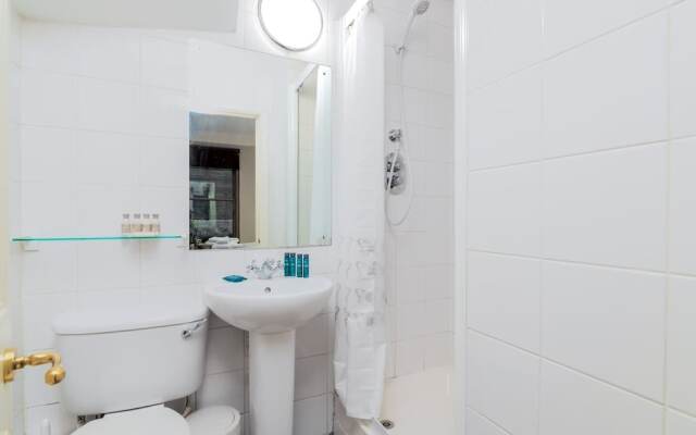 Charming 2 Bed Home In West Kensington Fits 4