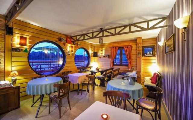 San Art Floating Hostel