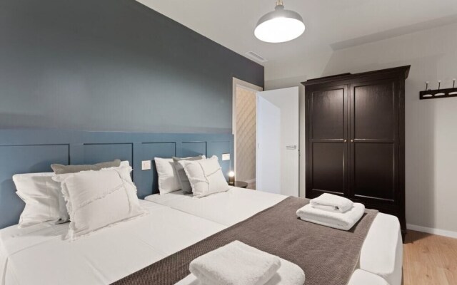 Designer 4 Bed Apt W Balcony Near Placa Catalunya