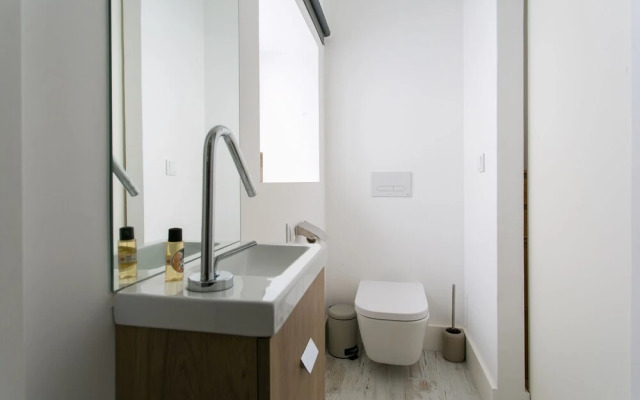 ALTIDO Modern Apt for 5 w/ workspace&private entrance, moments from Lisbon Cathedral