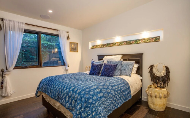 Shambala Dana: Beach and pool