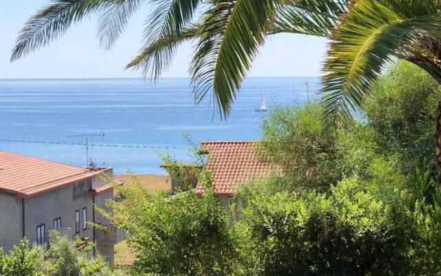 House With 5 Bedrooms in Brancaleone Marina, With Wonderful sea View, Enclosed Garden and Wifi - 200 m From the Beach