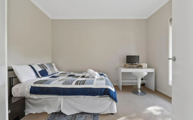 Modern Beachside 5 Bedrooms – Guest Rooms – Melbourne