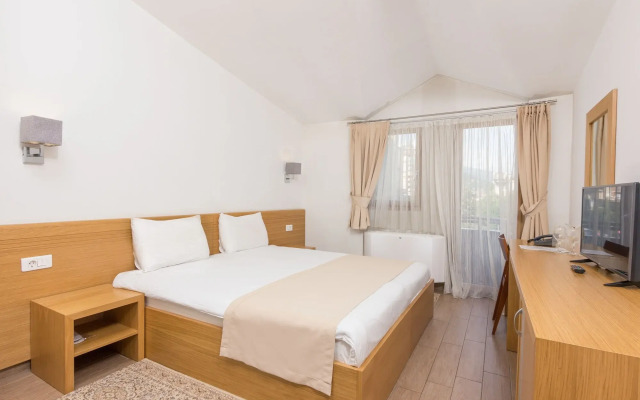 Hotel Lirak