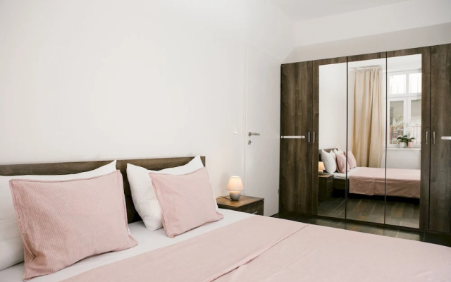 Bright and Charming Apartment Close to the Center