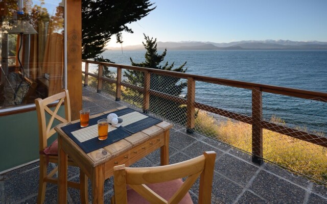 Great 3 Bedroom Home on the Lake Shore H50