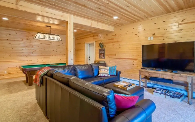 Armstrong Luxury Log Vacation  At Windcliff 4 Bedroom Home by RedAwning