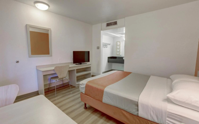 Motel 6 Corona, CA