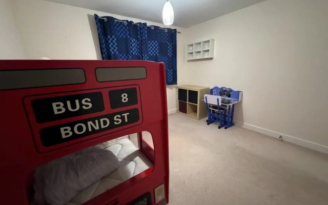 Spacious 4Bd House With Character In Coventry