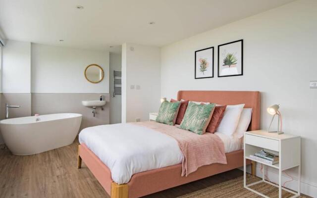 Stunning large sea view apartment - The Lookout