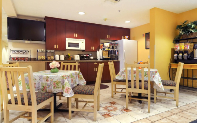 Hometown Inn & Suites Jacksonville - Butler Blvd./Southpoint