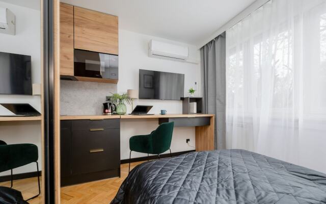 Black & Wooden Apartment by Renters