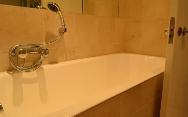 2 Bedroom Flat in Canary Wharf With Balcony