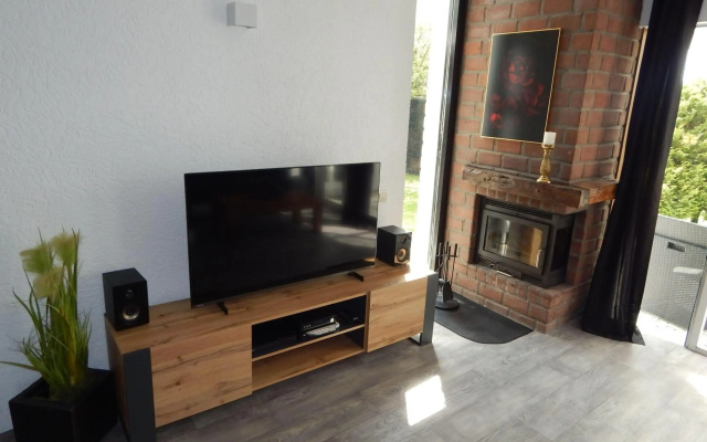 Wunderschoenes-freihstehendes-Ferienhaus-an-der-See-Sauna-Strand-Yachthafen-WLAN