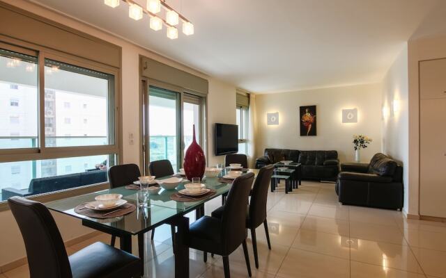 Luxury Family Getaway in Ramat Aviv