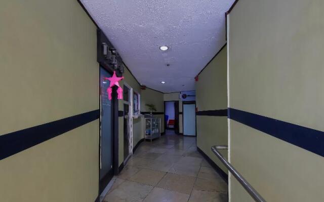 OYO 809 Crowne One Condo (Vaccinated Staff)