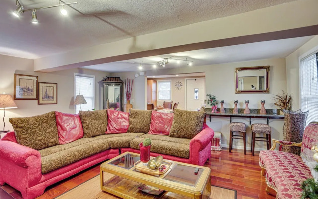 8 Mi to Downtown: Convenient Minneapolis Home