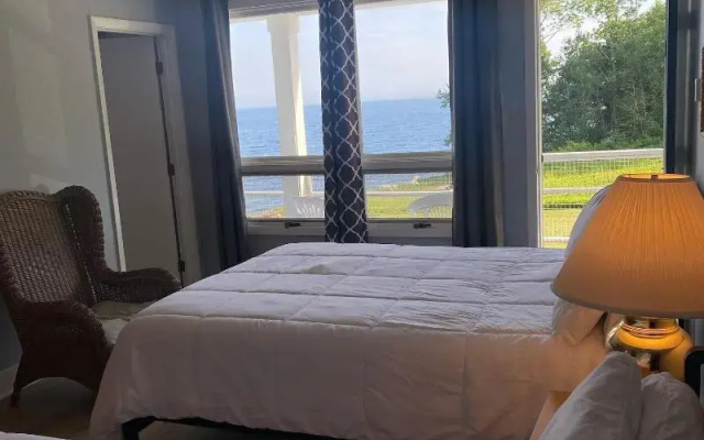 High Tide Inn