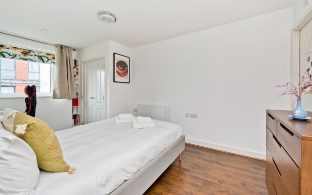 Bright Greenwich Flat Near Canary Wharf by Underthedoormat