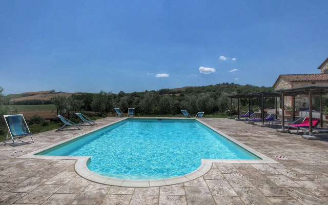 Lovely Farmhouse in Asciano With Swimming Pool
