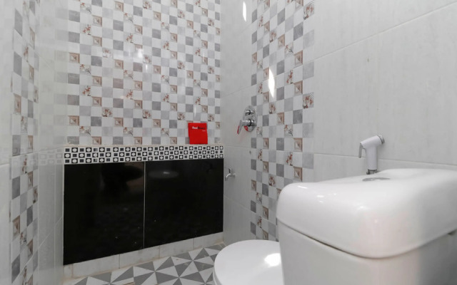 RedDoorz Plus near RS Royal Prima