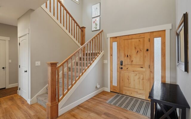 Spacious Five Peaks Home with Soaking Tub and BBQ by RedAwning