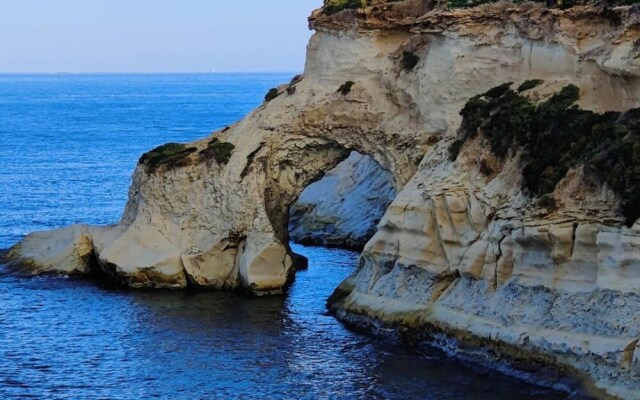 Peaceful Haven With Stunning Views Close to sea