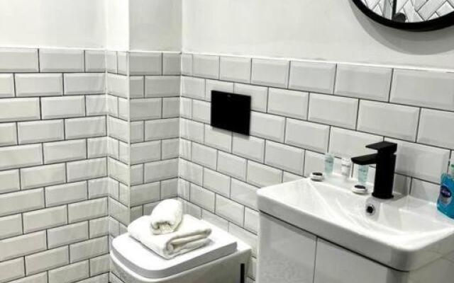 New! Stunning 1 bed Apt in West End