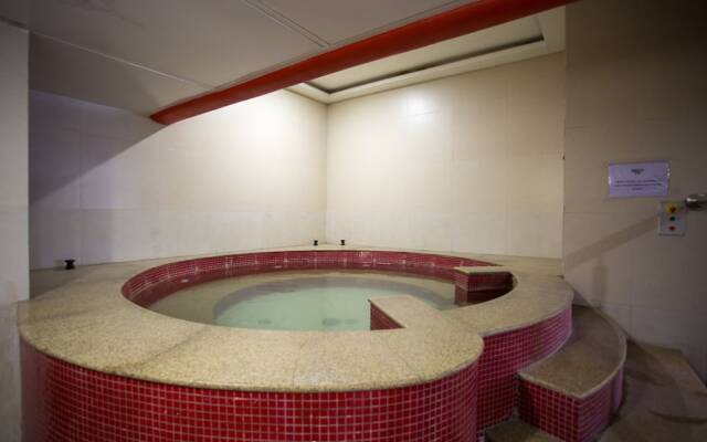 OYO 10881 Hotel Club 29