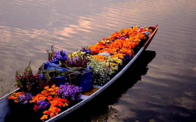 Houseboat Suzan