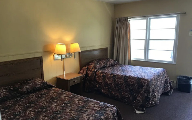 Crest Motel