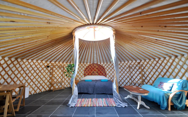 Luxurious underfloor heated Yurt with Hot tub