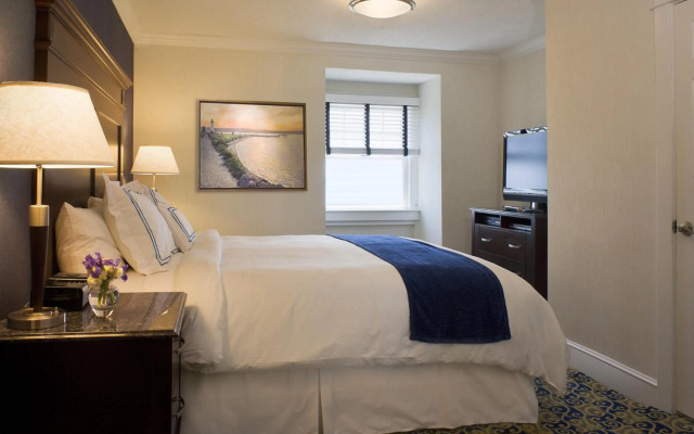 Newport Beach Hotel & Suites