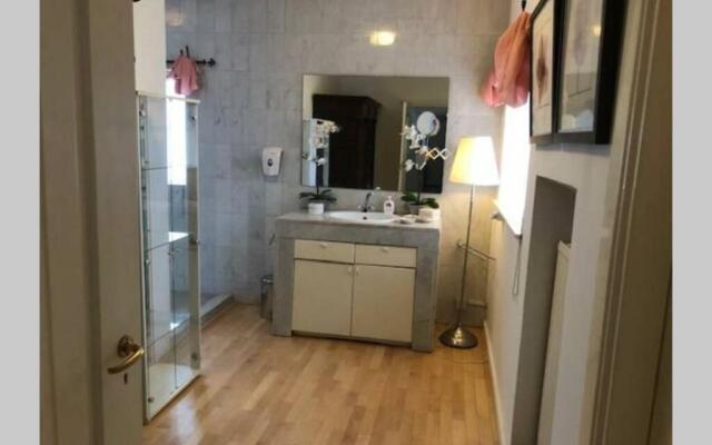 Vrijstaande rietgedekte villa nabij uitvalswegen