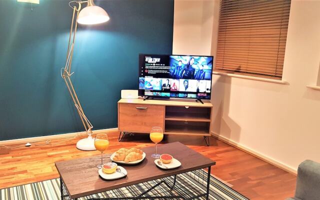 Stylish Central Reading Apartment with Free Parking