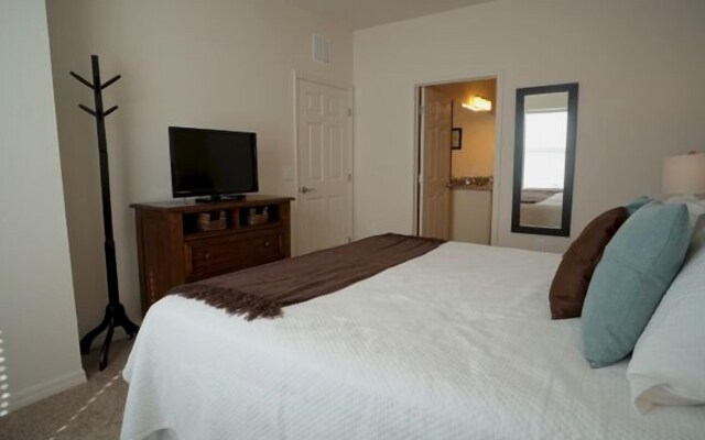 4 Bedrooms S / Lucaya Village Townhouse