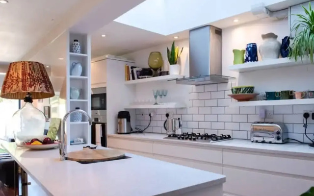 Stylish 2 Bedroom Flat Overlooking The River