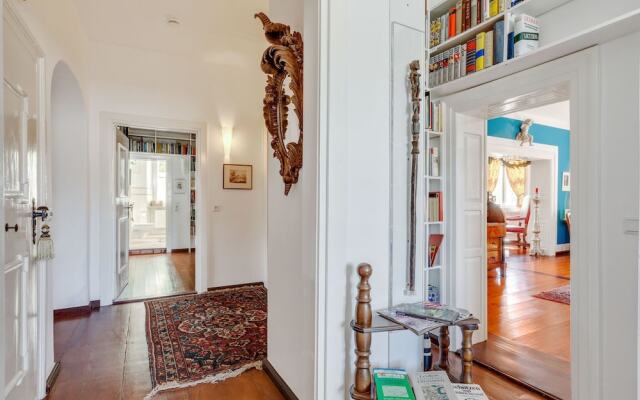 Lavish Castle in Riedenburg with Garden near Lake