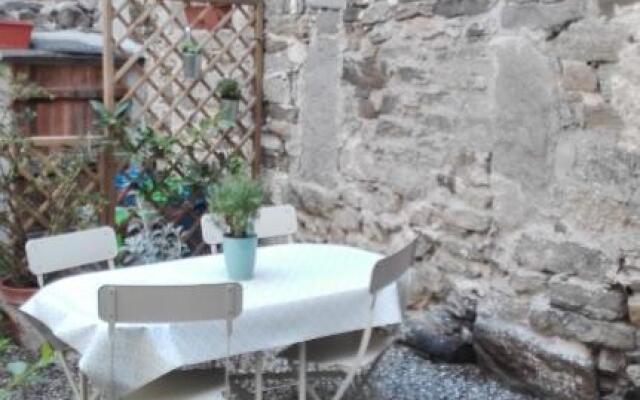 All'Ombra dell'Antica Pietra