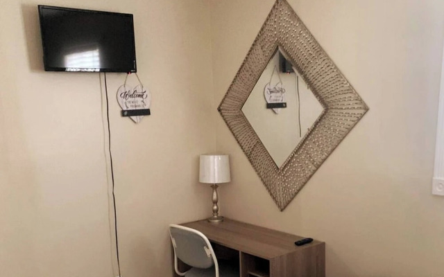 Room in House - The Modern Gem Furnished Bedroom