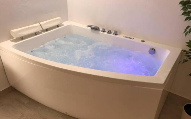 Apartment with Jacuzzi Fast internet Free Wifi