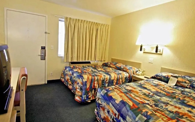 Motel 6 Tampa Downtown