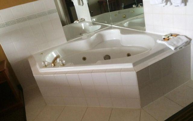 Foxwood Inn & Suites