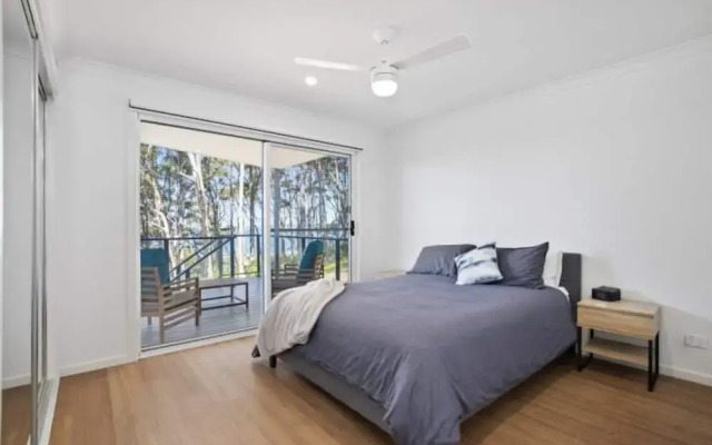 3-bed Coastal Getaway With Direct Beach Access